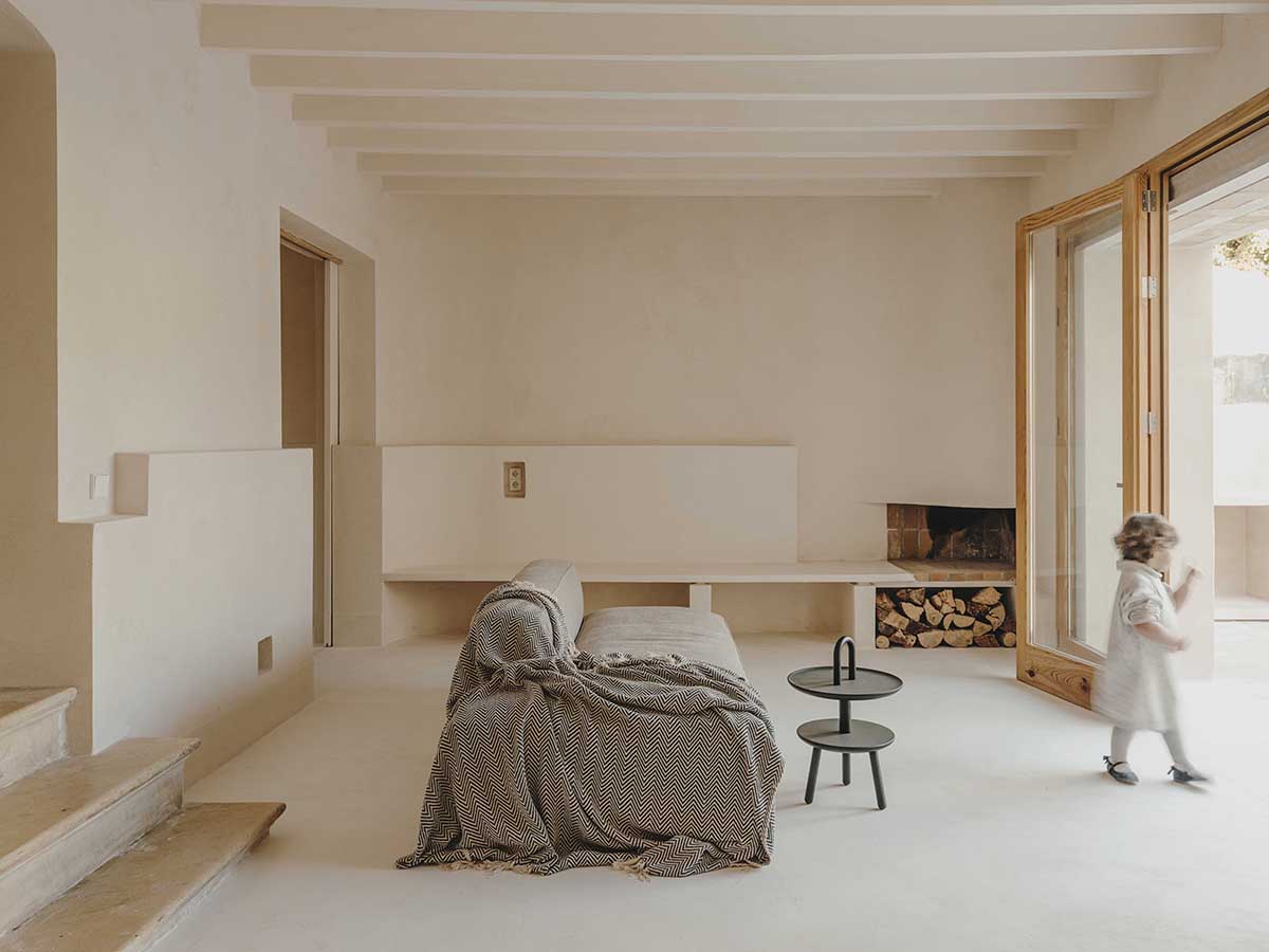Ideo arquitectura renovates 200-year-old building with local sources and earthy tones in Spain 