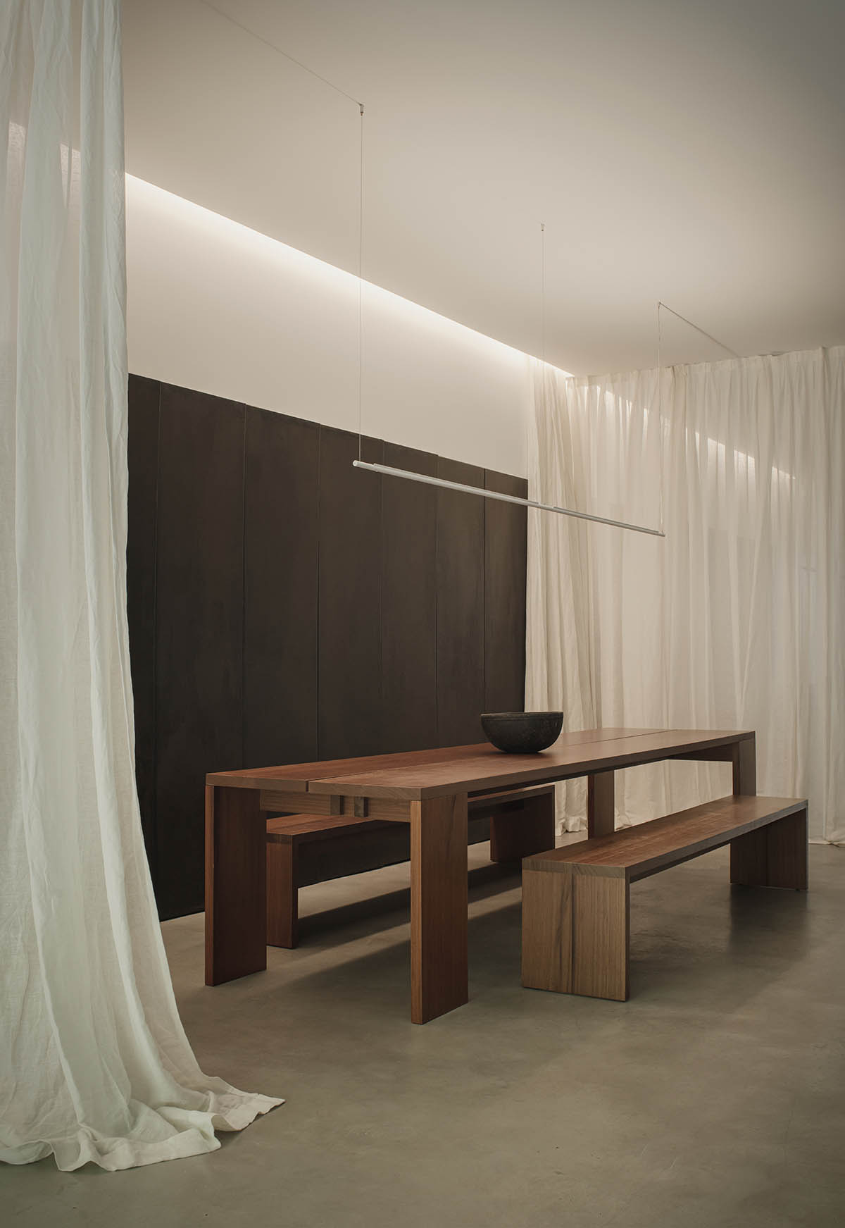 Balzar Arquitectos uses dark and grayish tones to design its new offices in Valencia