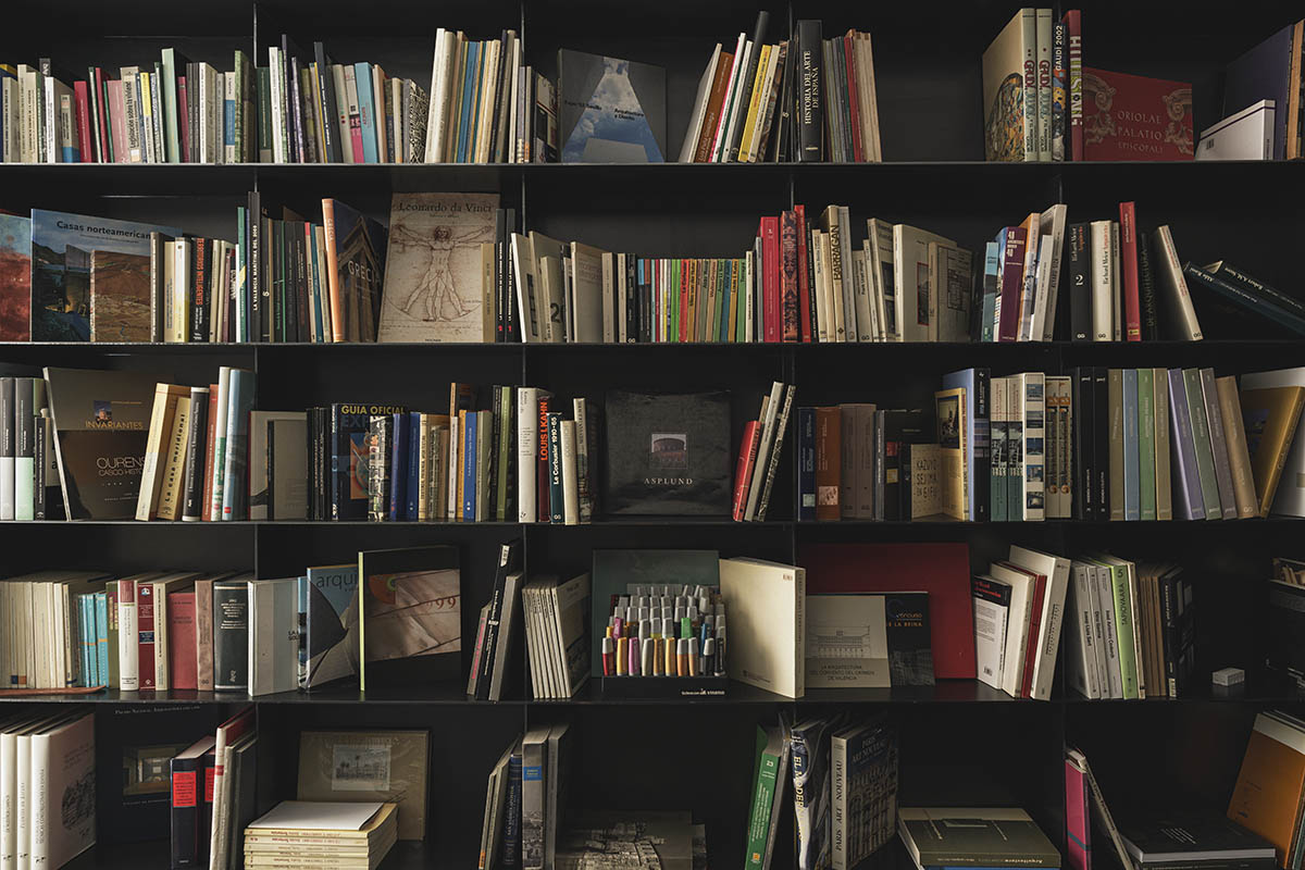 Balzar Arquitectos uses dark and grayish tones to design its new offices in Valencia