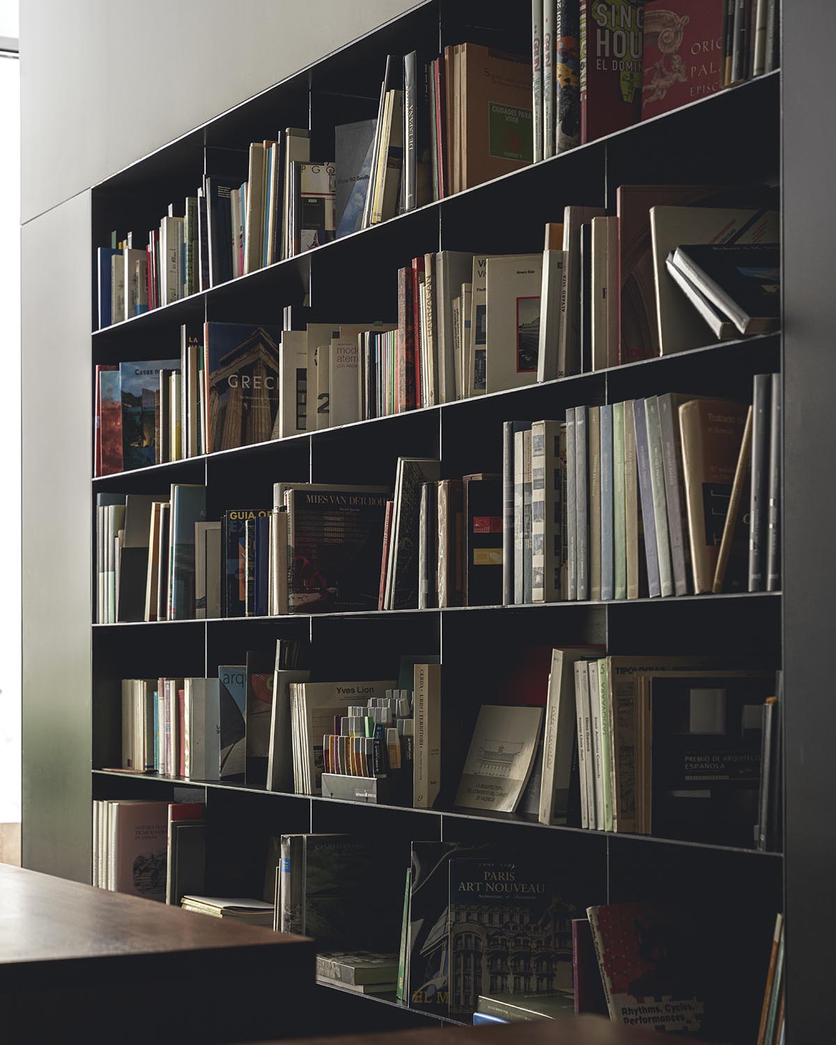 Balzar Arquitectos uses dark and grayish tones to design its new offices in Valencia