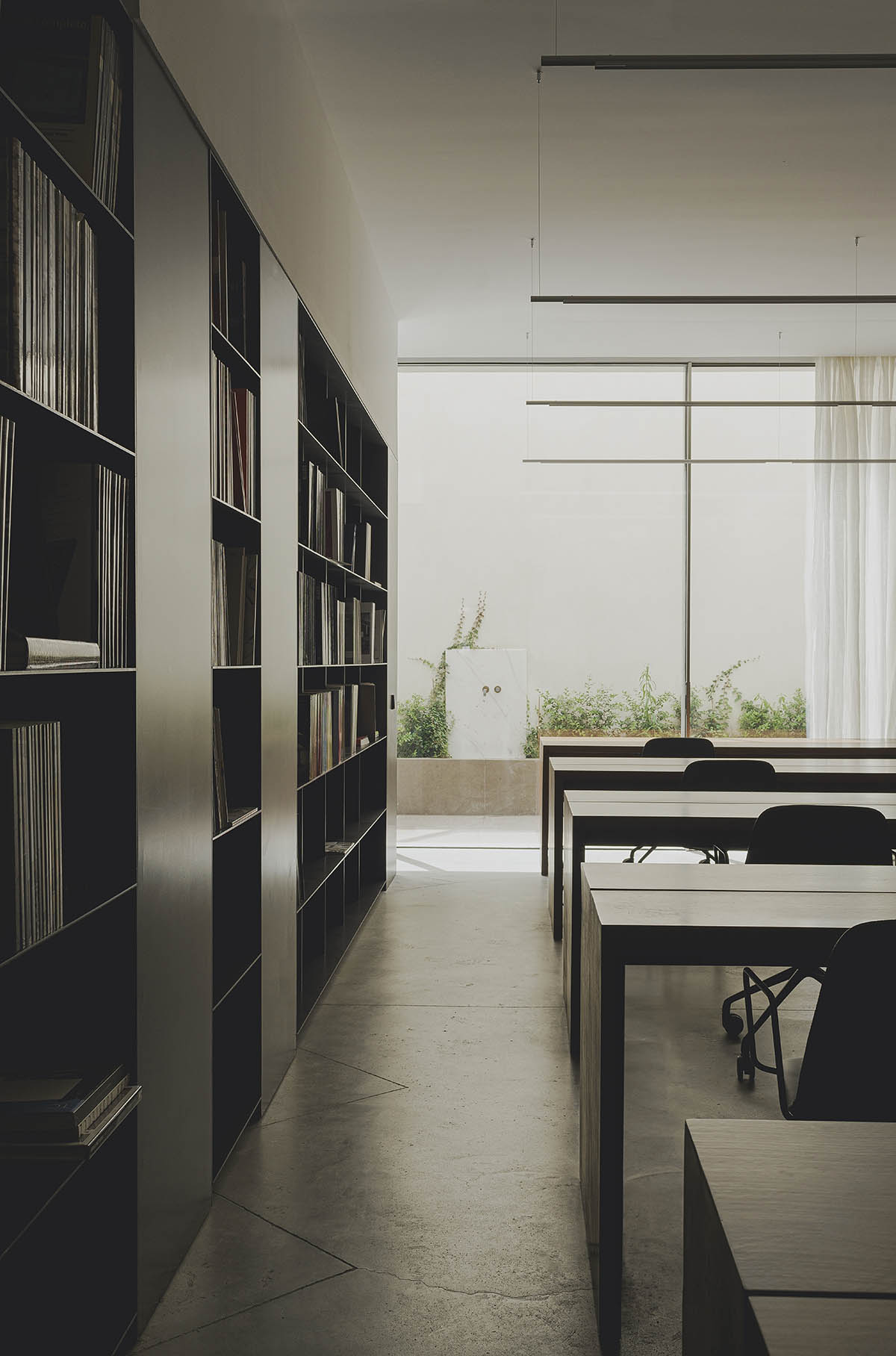 Balzar Arquitectos uses dark and grayish tones to design its new offices in Valencia