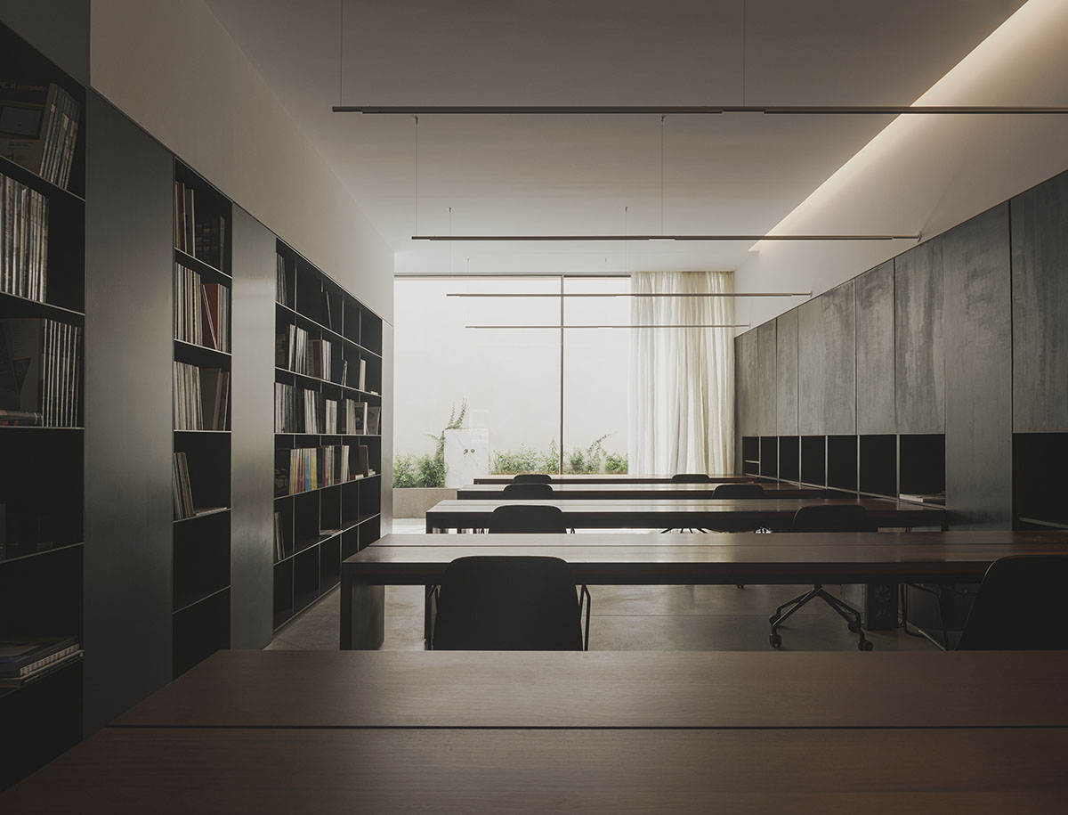 Balzar Arquitectos uses dark and grayish tones to design its new offices in Valencia