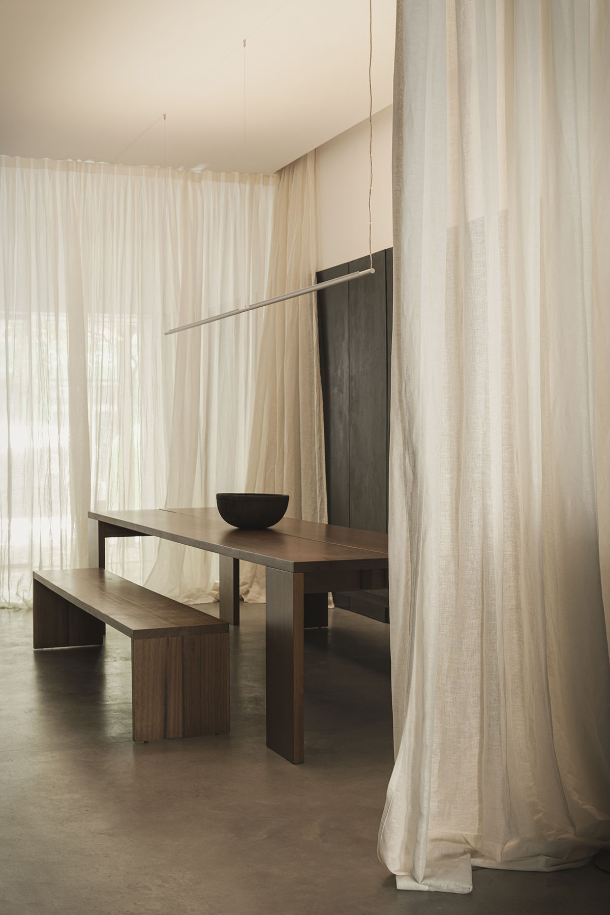 Balzar Arquitectos uses dark and grayish tones to design its new offices in Valencia