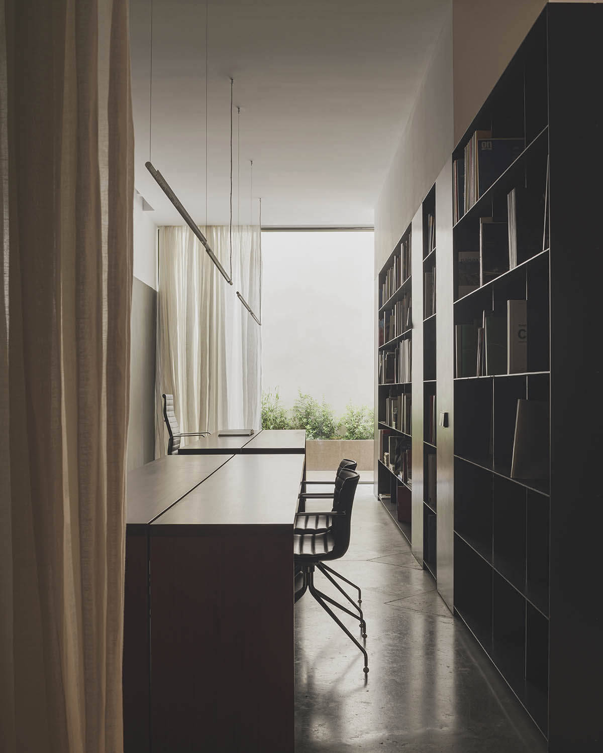 Balzar Arquitectos uses dark and grayish tones to design its new offices in Valencia