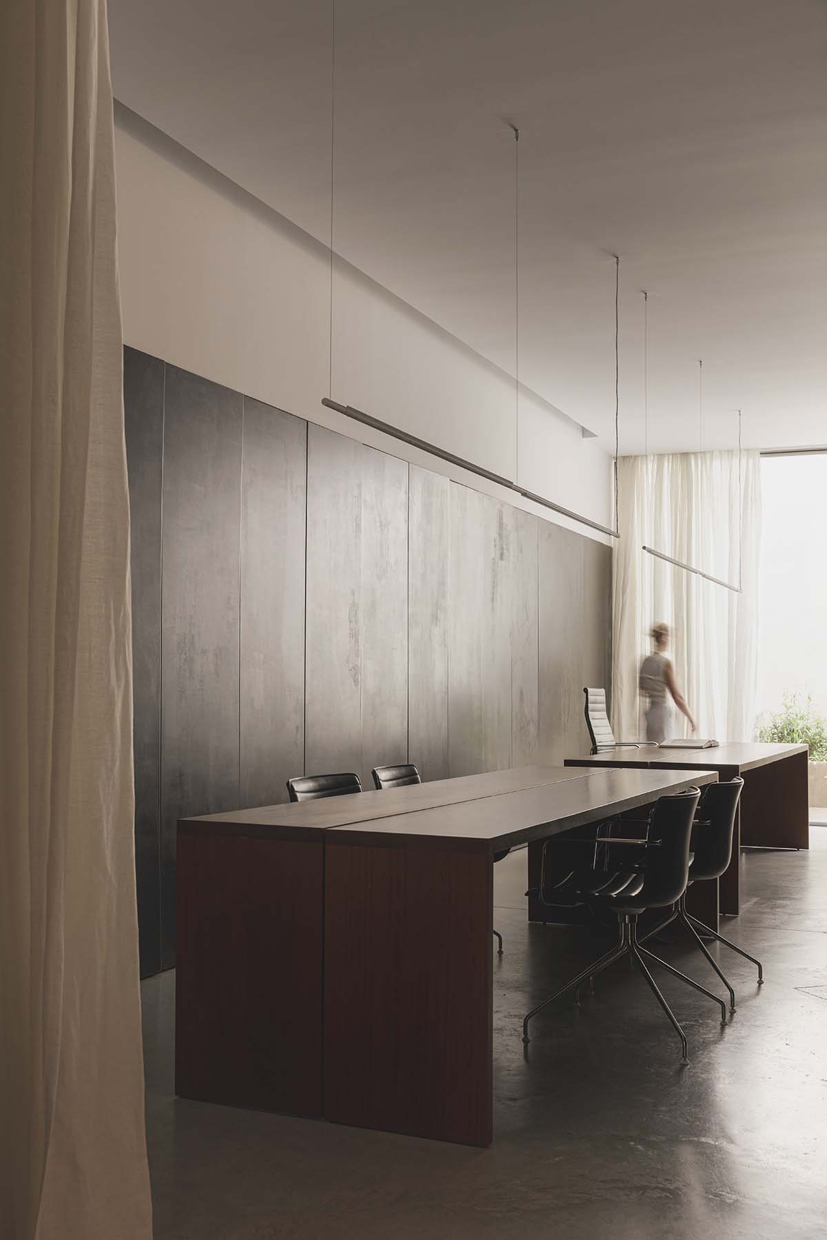 Balzar Arquitectos uses dark and grayish tones to design its new offices in Valencia