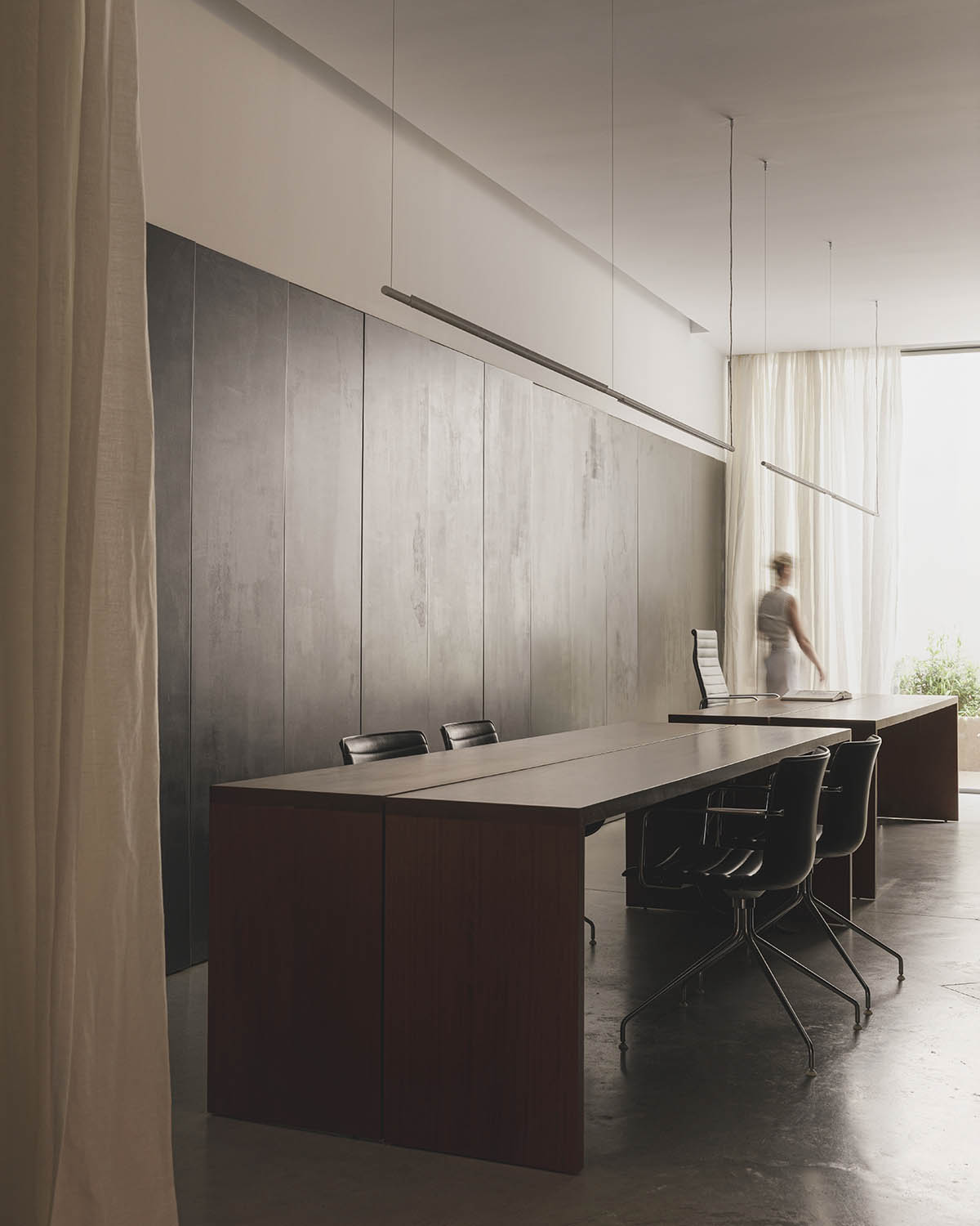 Balzar Arquitectos uses dark and grayish tones to design its new offices in Valencia