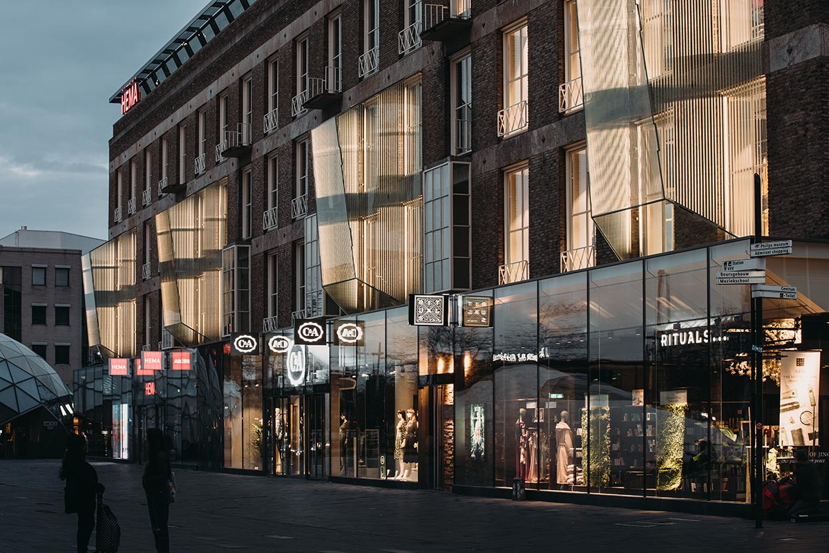 UNStudio adds pixelated glass + stainless steel façade to louis vuitton  store in amsterdam