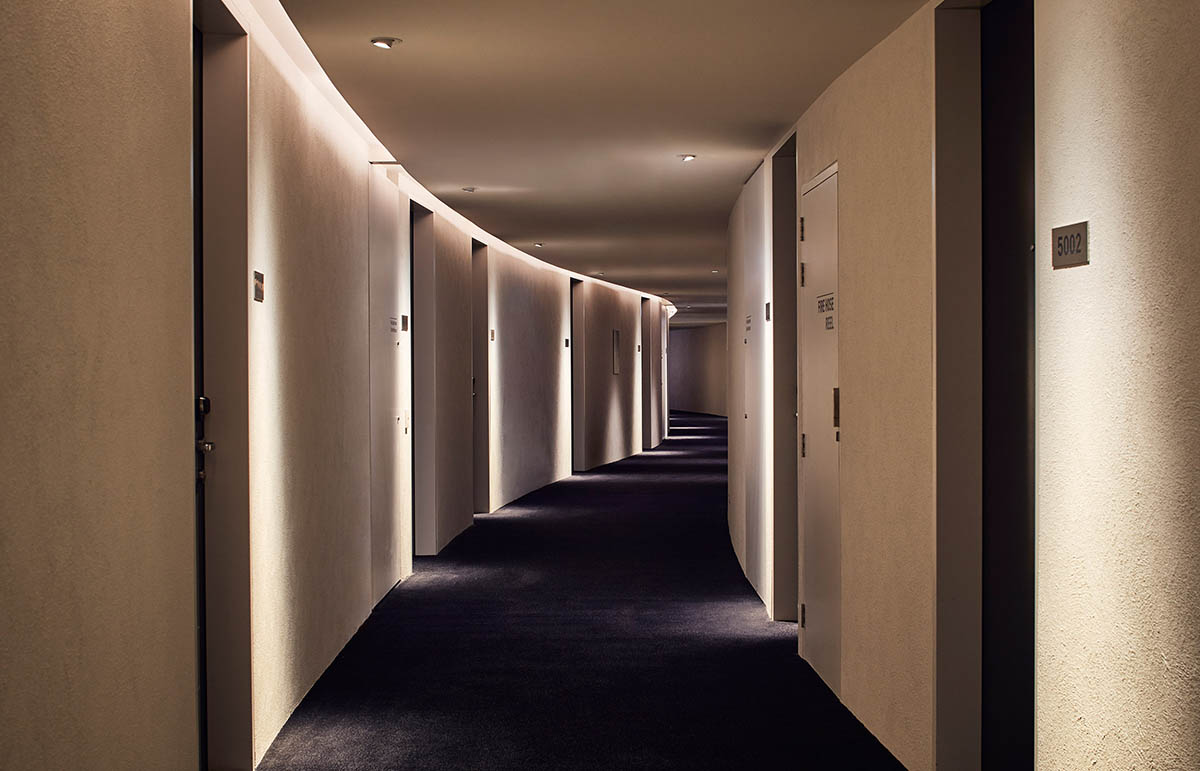 Wood Marsh completes sinuous resort anchored on hand-built locally sourced stone plinth in Australia