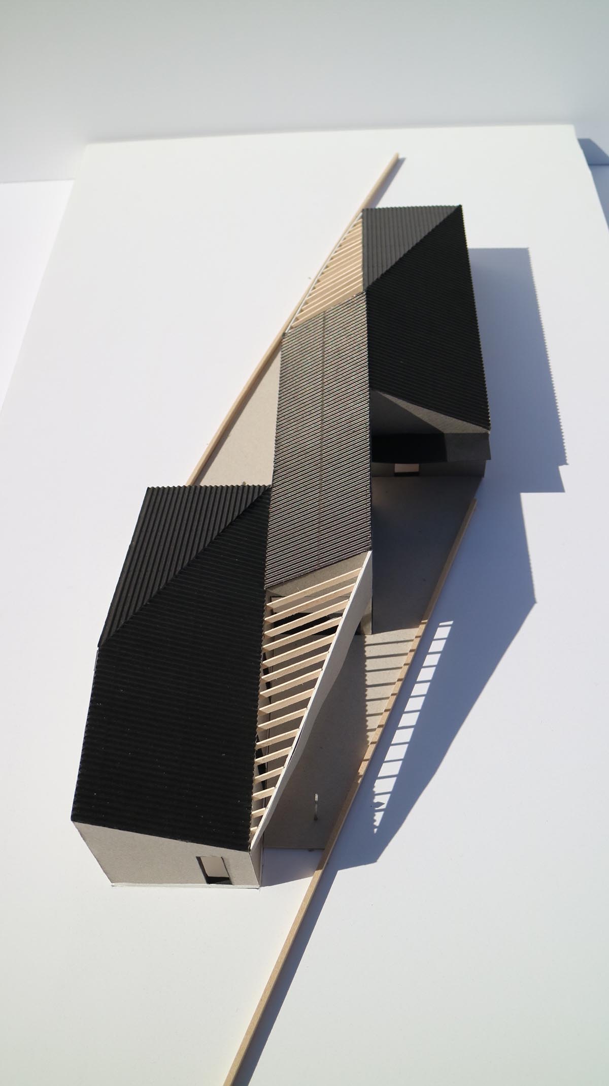 South Bay House portrays its mesmerizing surroundings with spacious windows in Ontario