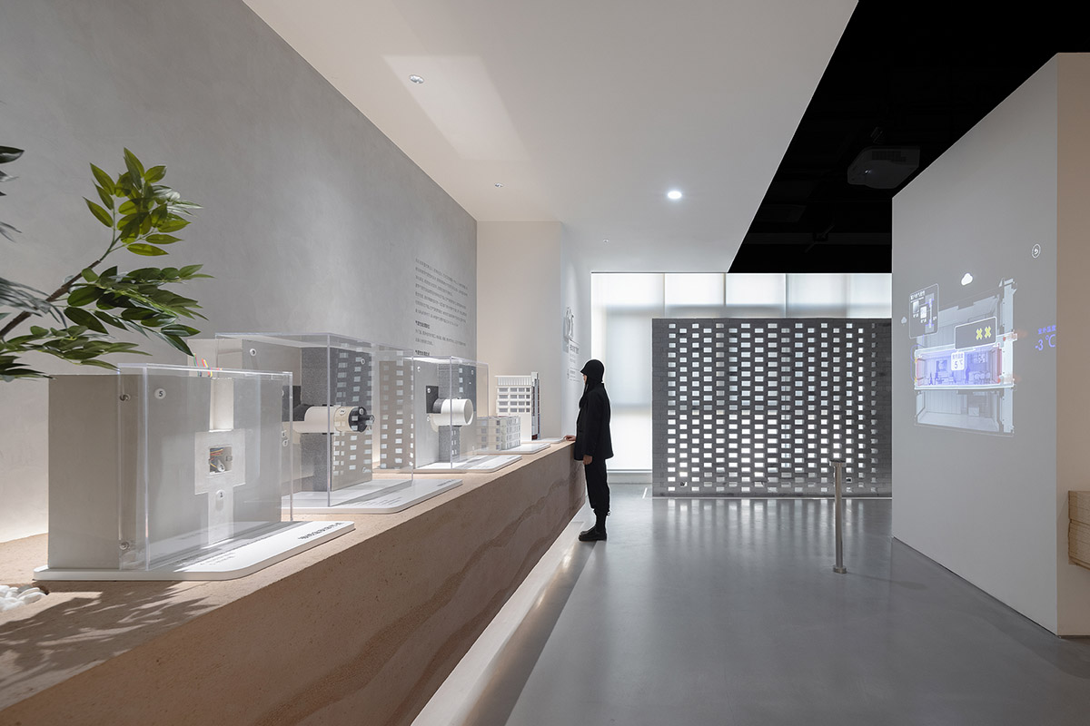 Giant free-form structure gives the feeling of 