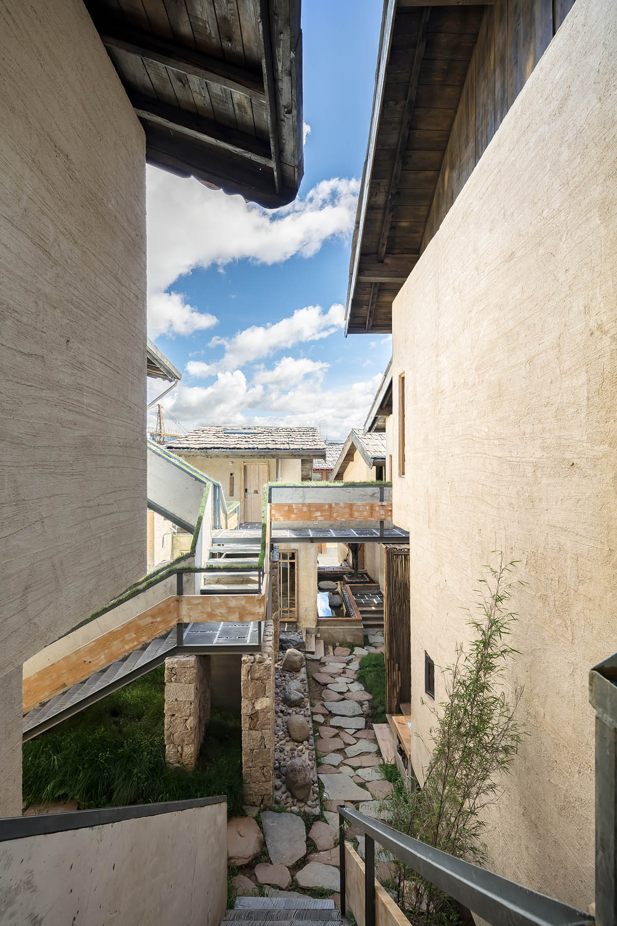 Yiduan Shanghai Interior Design uses Tibetan style with smooth transitions for a new homestay hotel
