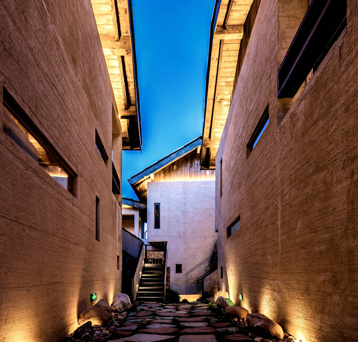 Yiduan Shanghai Interior Design uses Tibetan style with smooth transitions for a new homestay hotel