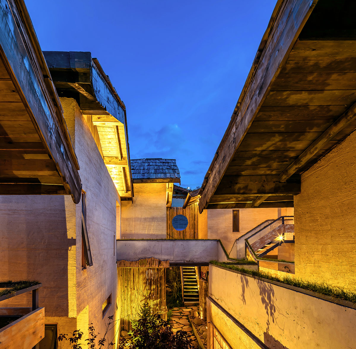 Yiduan Shanghai Interior Design uses Tibetan style with smooth transitions for a new homestay hotel