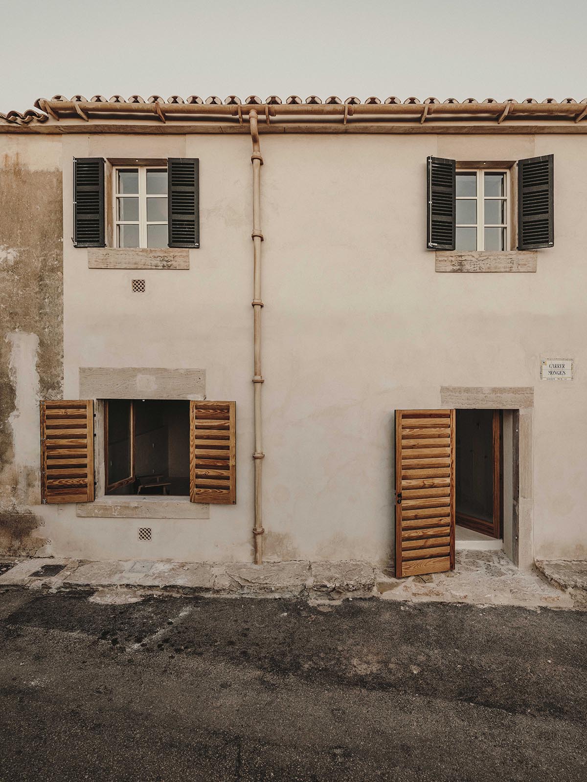 Ideo arquitectura renovates 200-year-old building with local sources and earthy tones in Spain