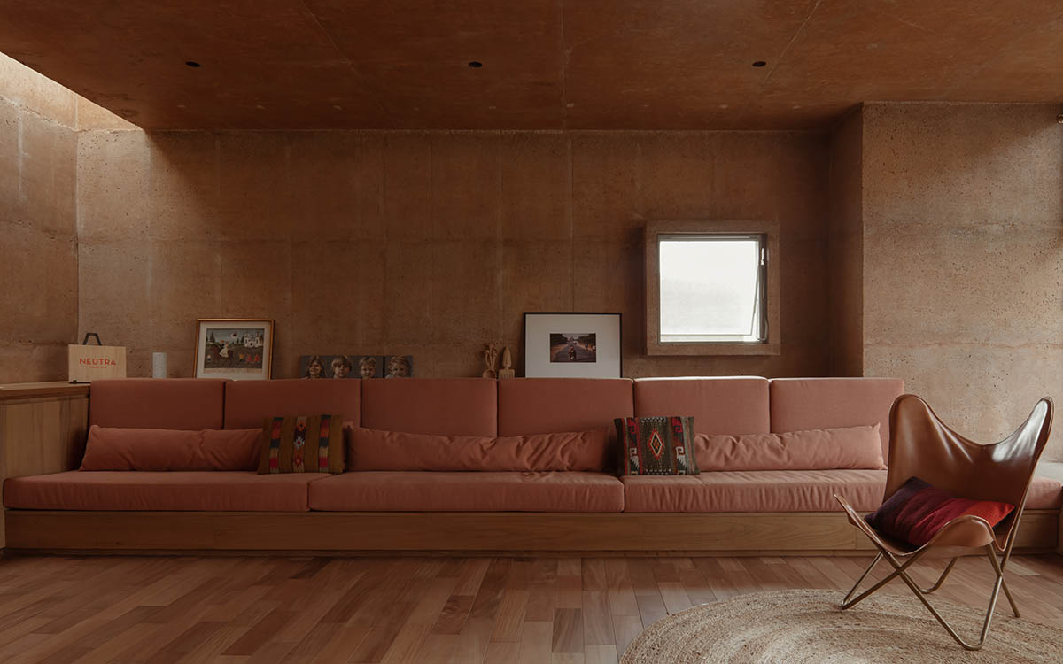 Casa Tejocote features intertwined volumes with pigmented concrete and tepetate colors in Mexico