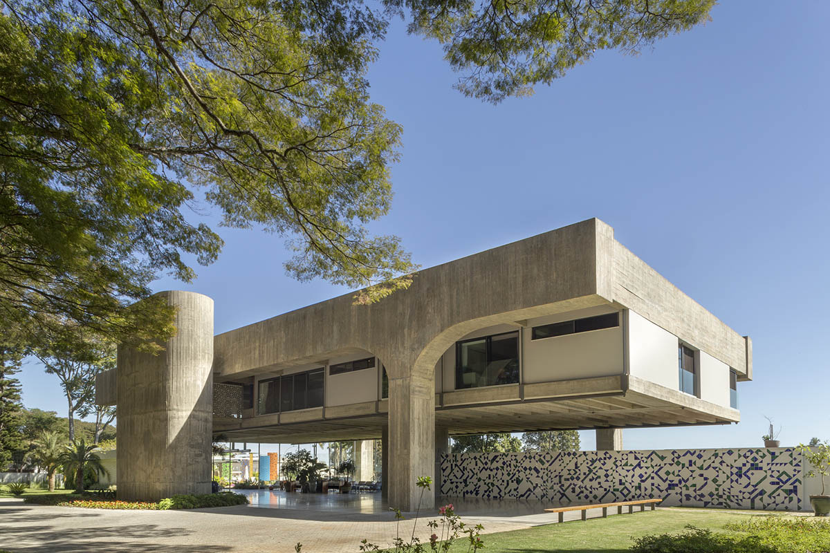 Arquitécnika Revitalizes 1970s Brutalist Residence With New Program And ...