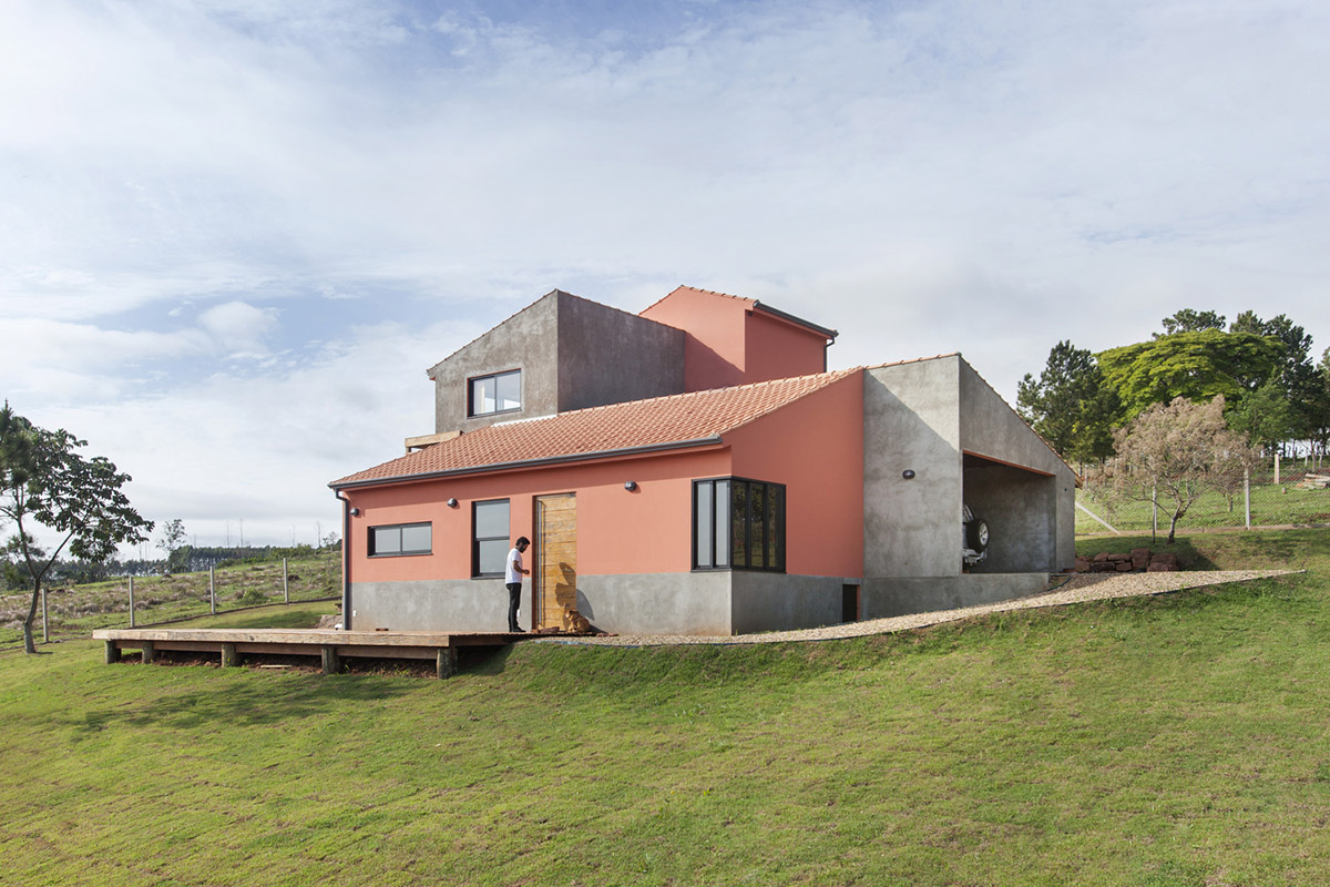 AUÁ arquitetos' reddish house seeks diversity for changing lifestyles in a human scale