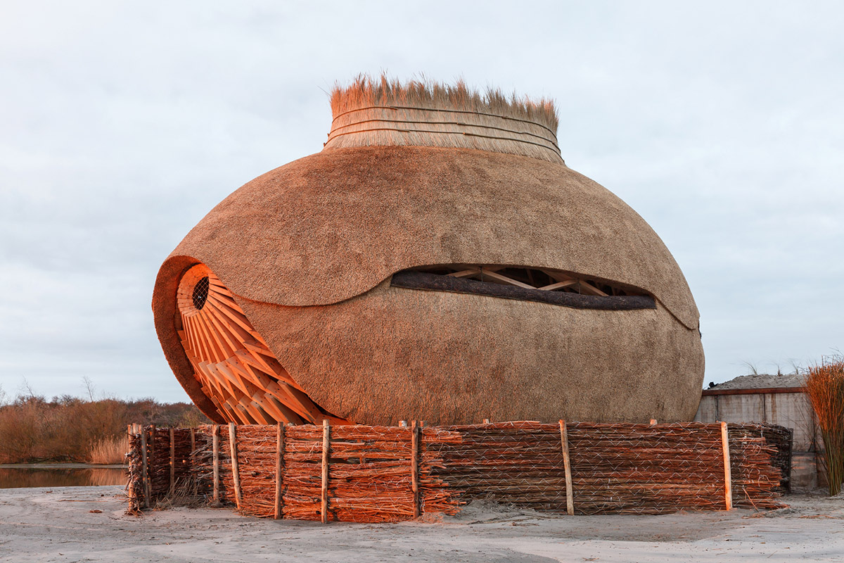 RAU architects and RO&AD Architecten built egg-shaped observatory watching bird biotope