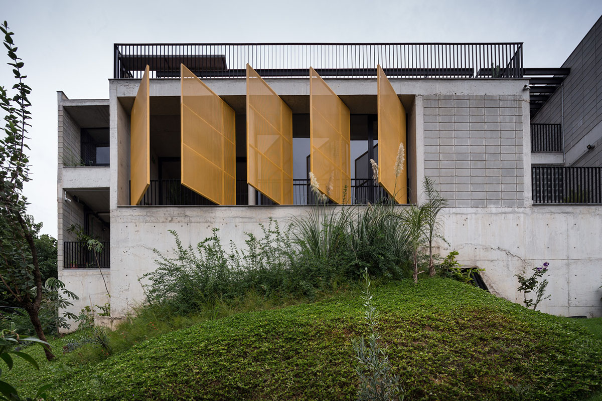 Large wooden shutters allow fully daylight in this house by Marcos Franchini & Nattalia Bom Conselho