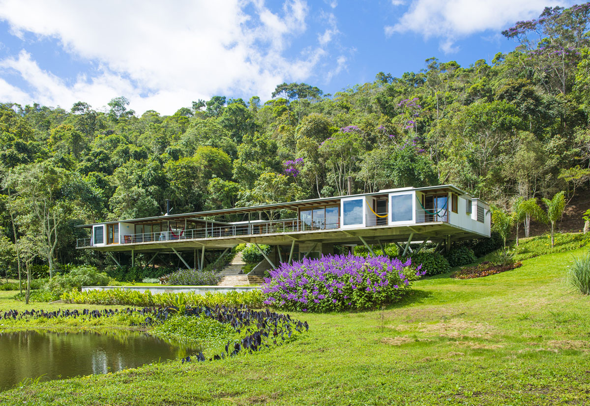 Only eight points support this linear spaceship-looking volume in the hills of Rio de Janeiro
