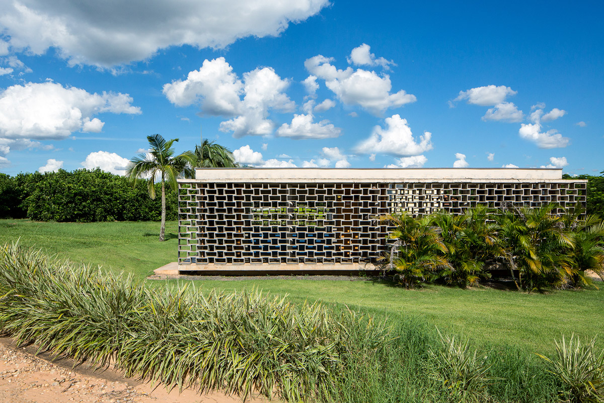Hollowed-out concrete screens create changing filter for this service building in São Paulo