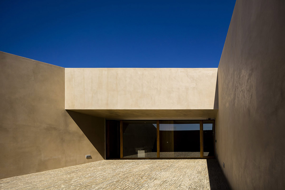 Frederico Valsassina Arquitectos designs the Winery of the Homestead of Freixo