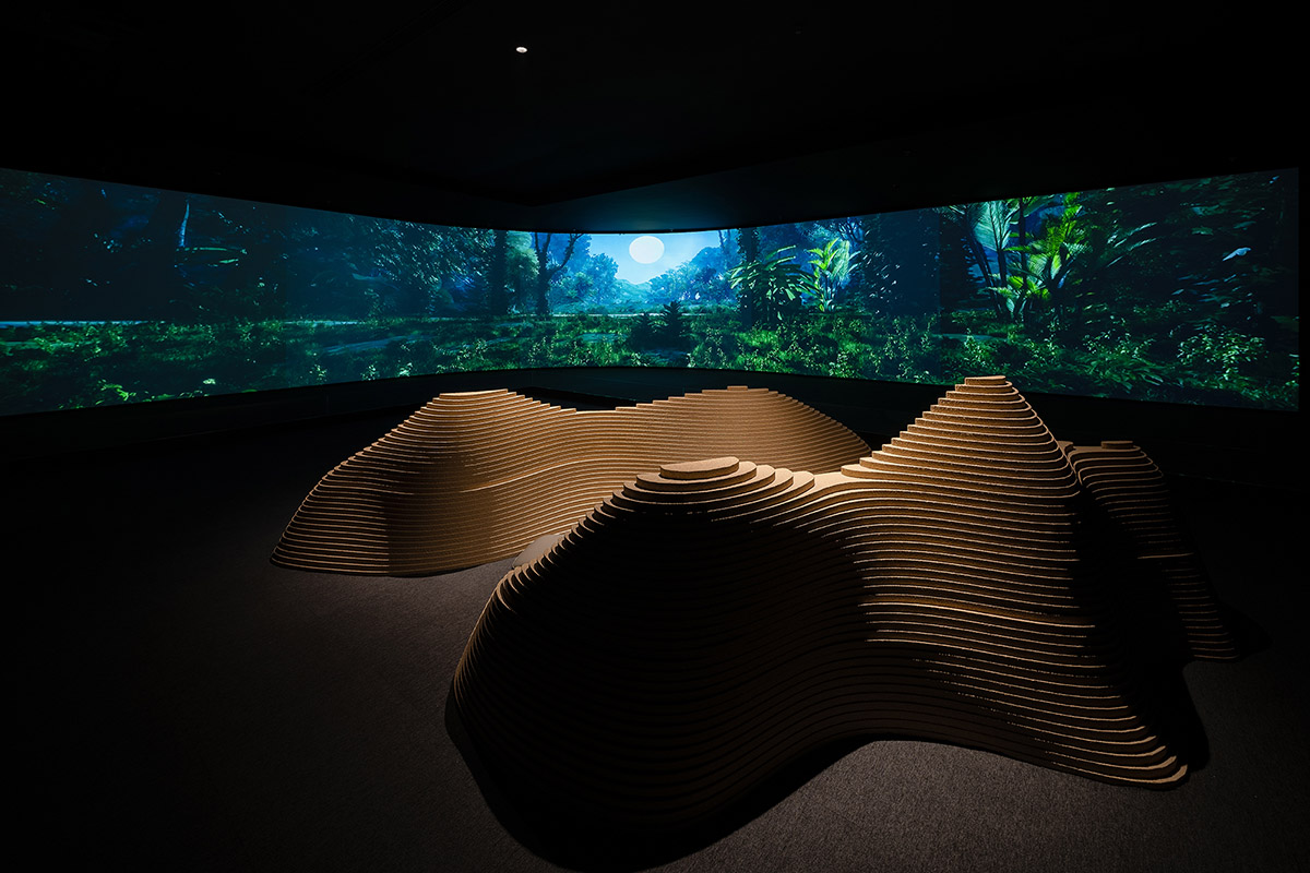 Giant free-form structure gives the feeling of 