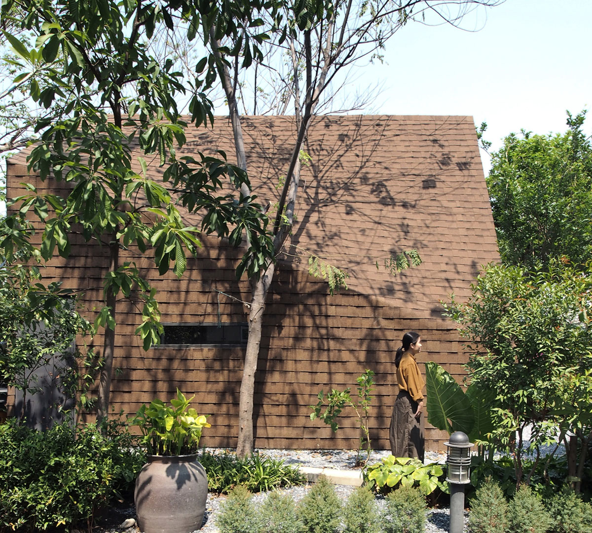 ASWA designs small cafe in Bangkok with a metaphor roof inspired by chocolate cream
