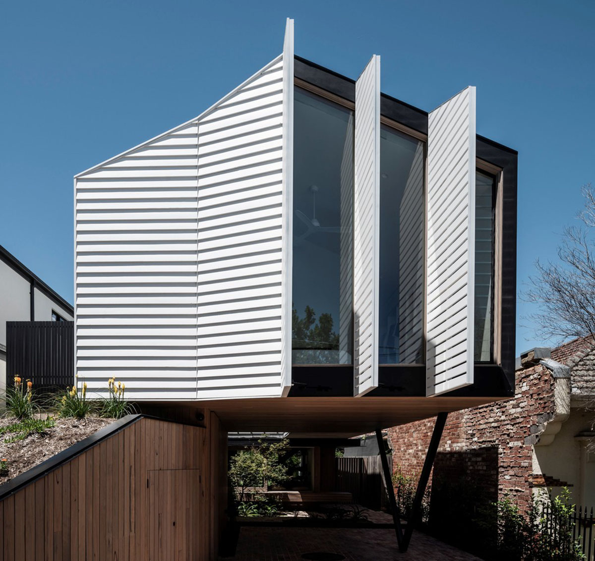 FIGR Architecture & Design built this Pop-up house with floating volume in Essendon, Australia
