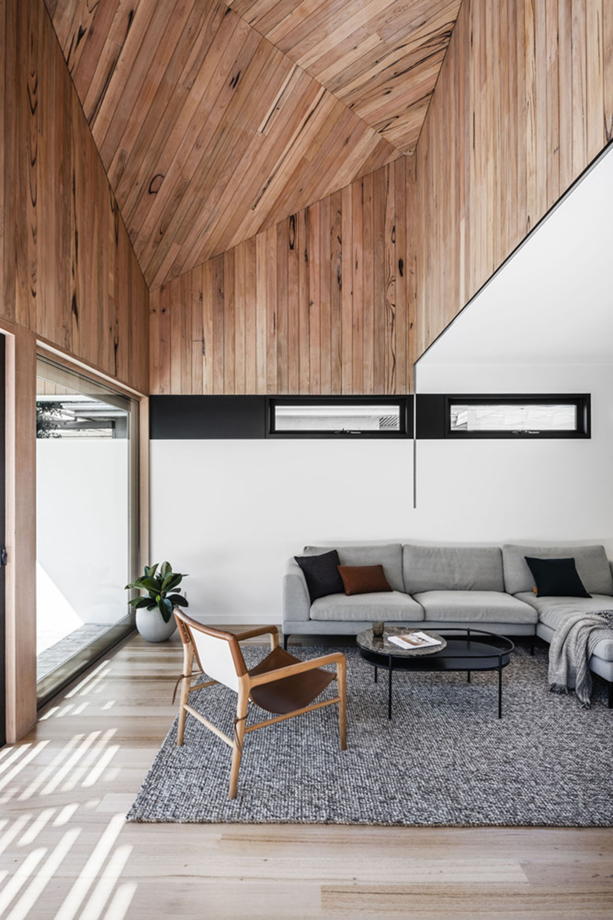 FIGR Architecture & Design built this Pop-up house with floating volume in Essendon, Australia