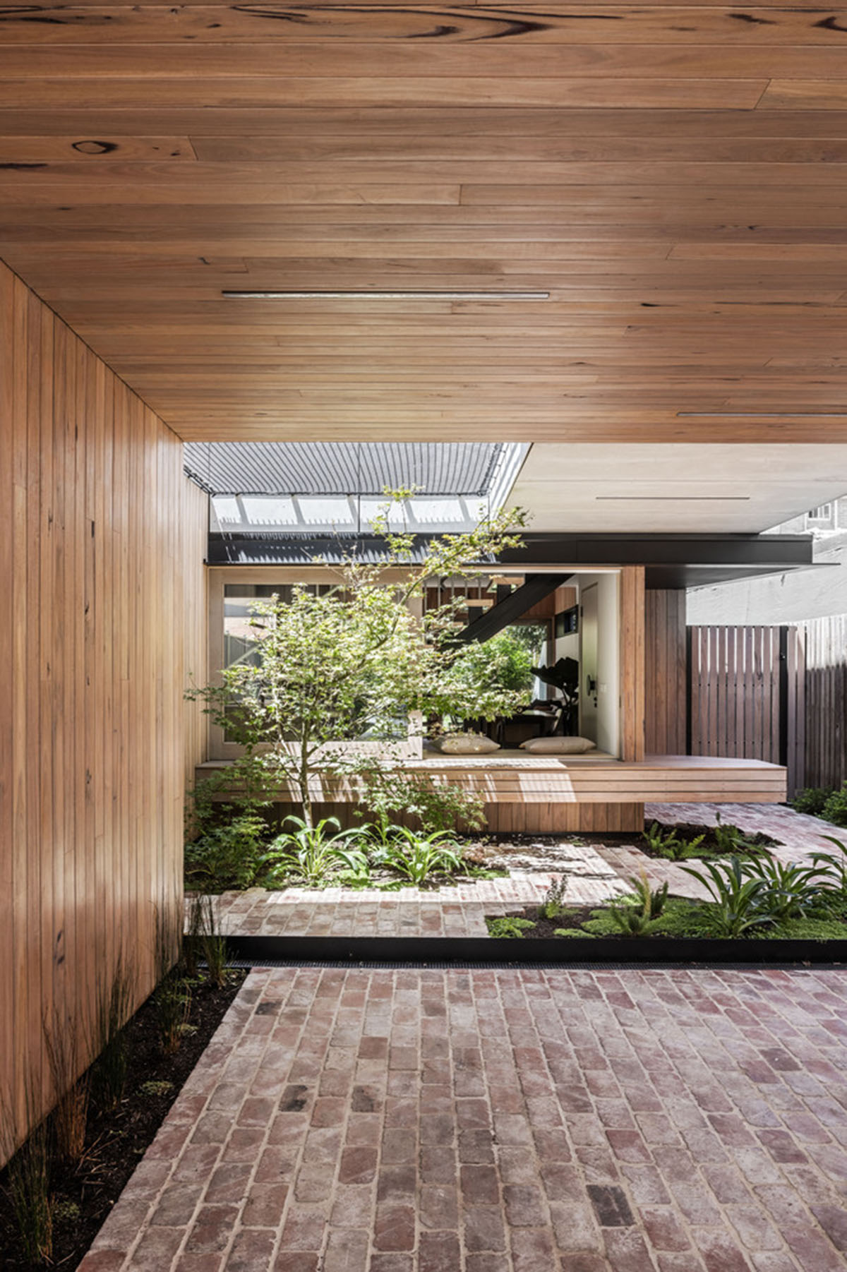 FIGR Architecture & Design built this Pop-up house with floating volume in Essendon, Australia