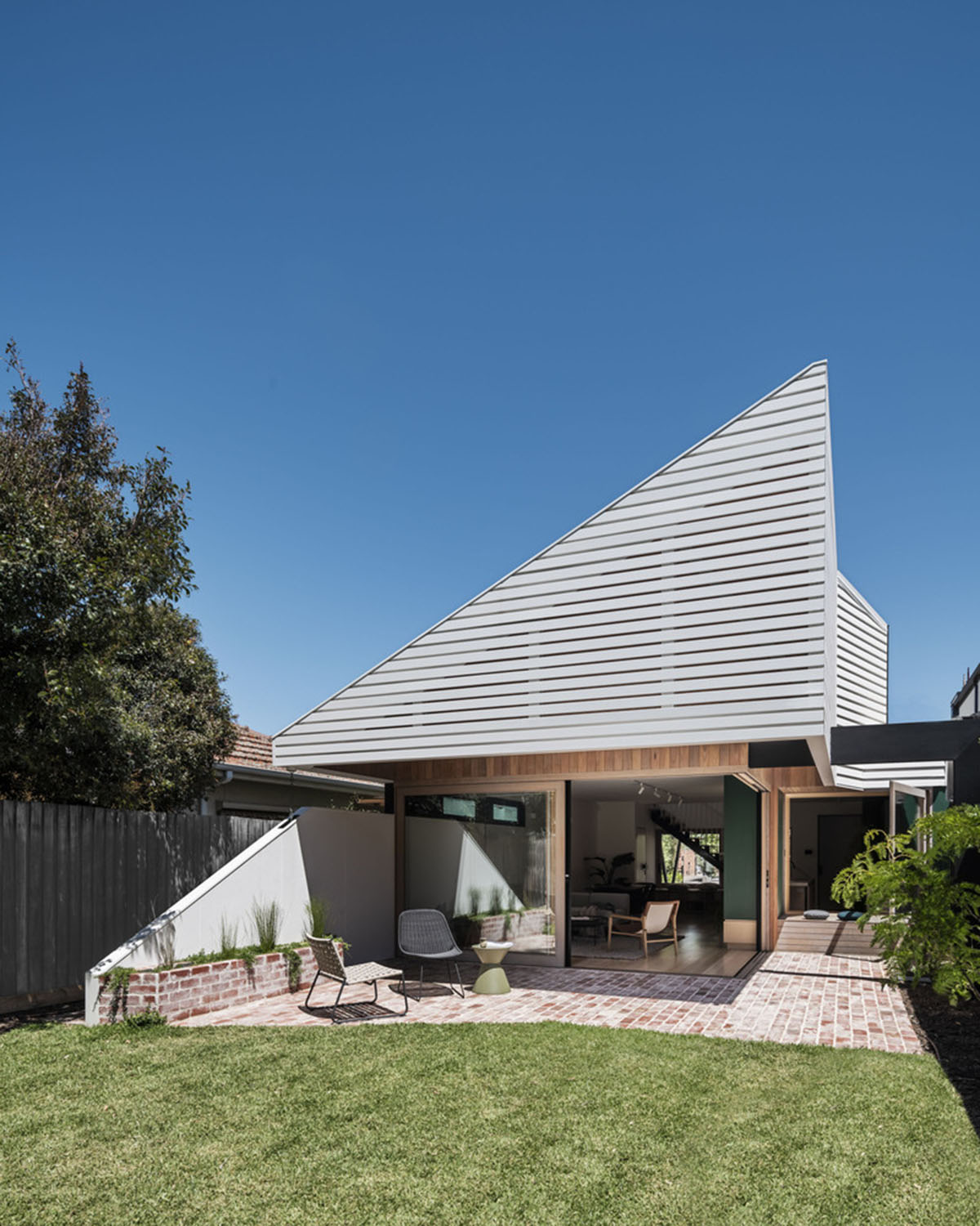 FIGR Architecture & Design built this Pop-up house with floating volume in Essendon, Australia