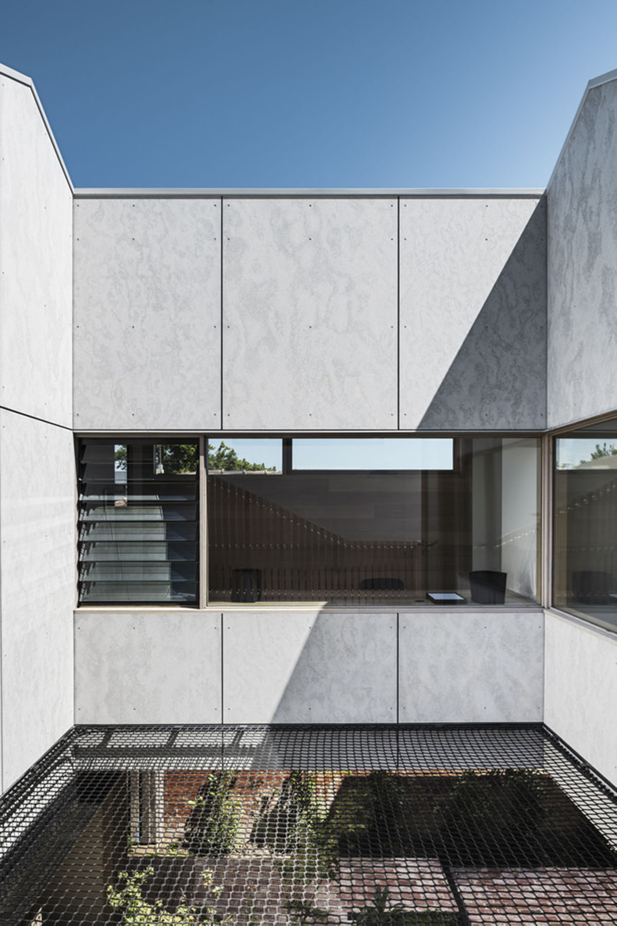 FIGR Architecture & Design built this Pop-up house with floating volume in Essendon, Australia