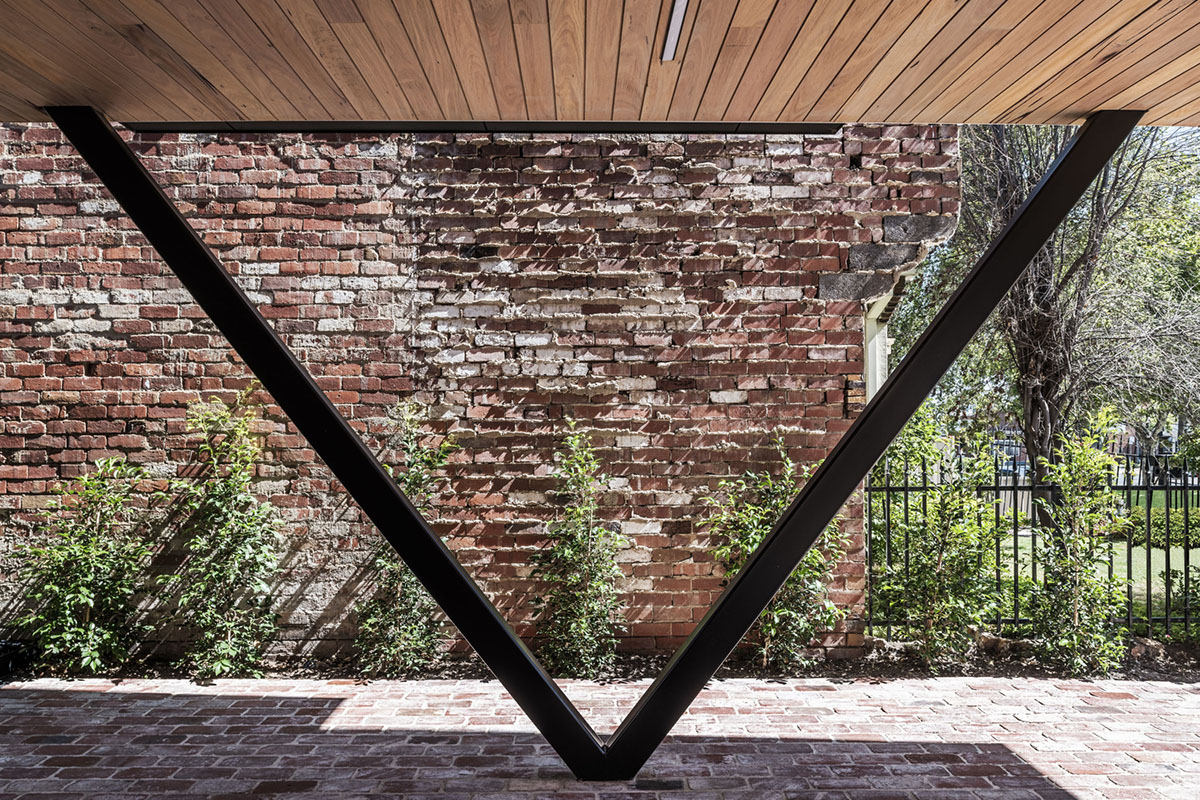 FIGR Architecture & Design built this Pop-up house with floating volume in Essendon, Australia