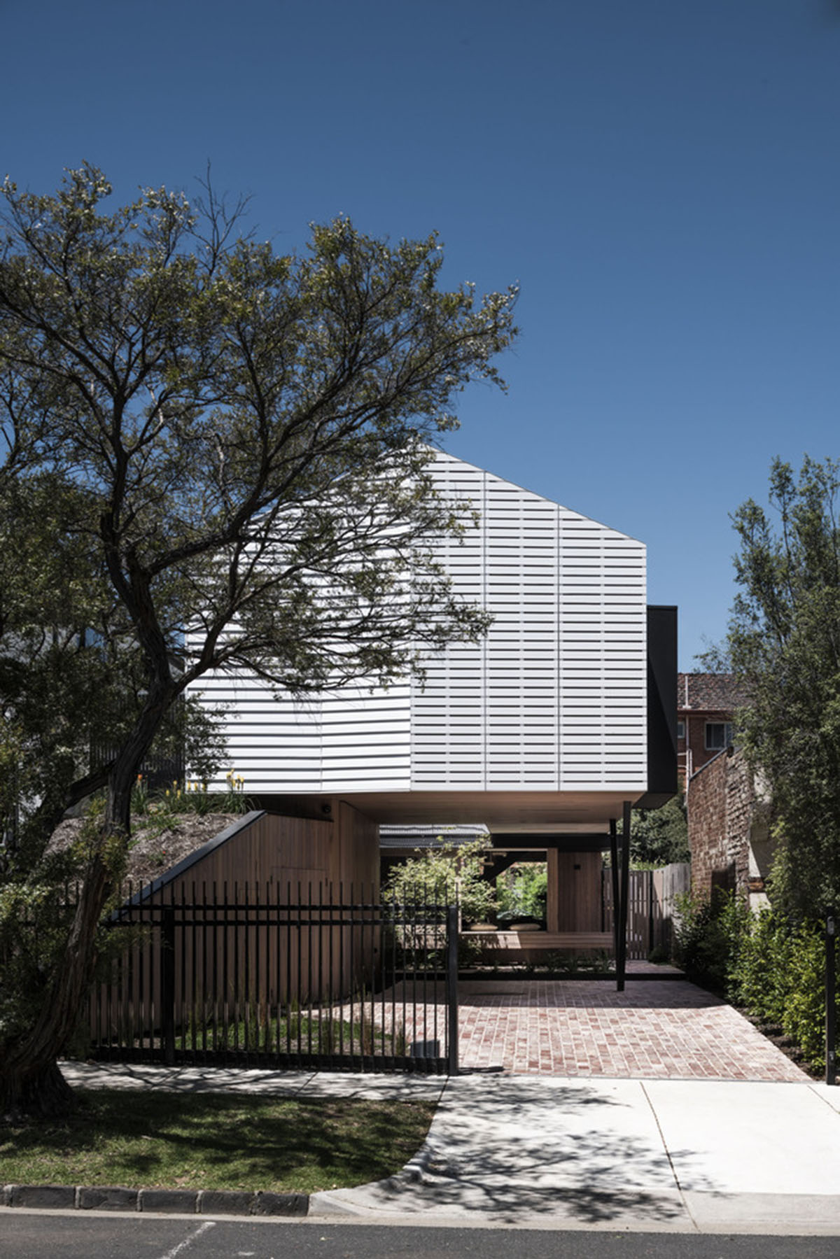 FIGR Architecture & Design built this Pop-up house with floating volume in Essendon, Australia