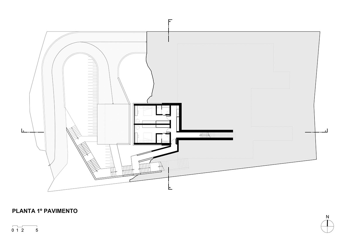 Ponte House by TETRO Architecture blends harmoniously with its surroundings on Brazilian hills
