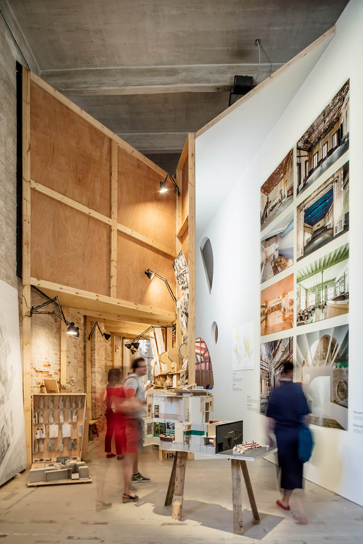 Flores & Prats creates a fragment for Sala Beckett with Liquid light at Venice Architecture Biennale