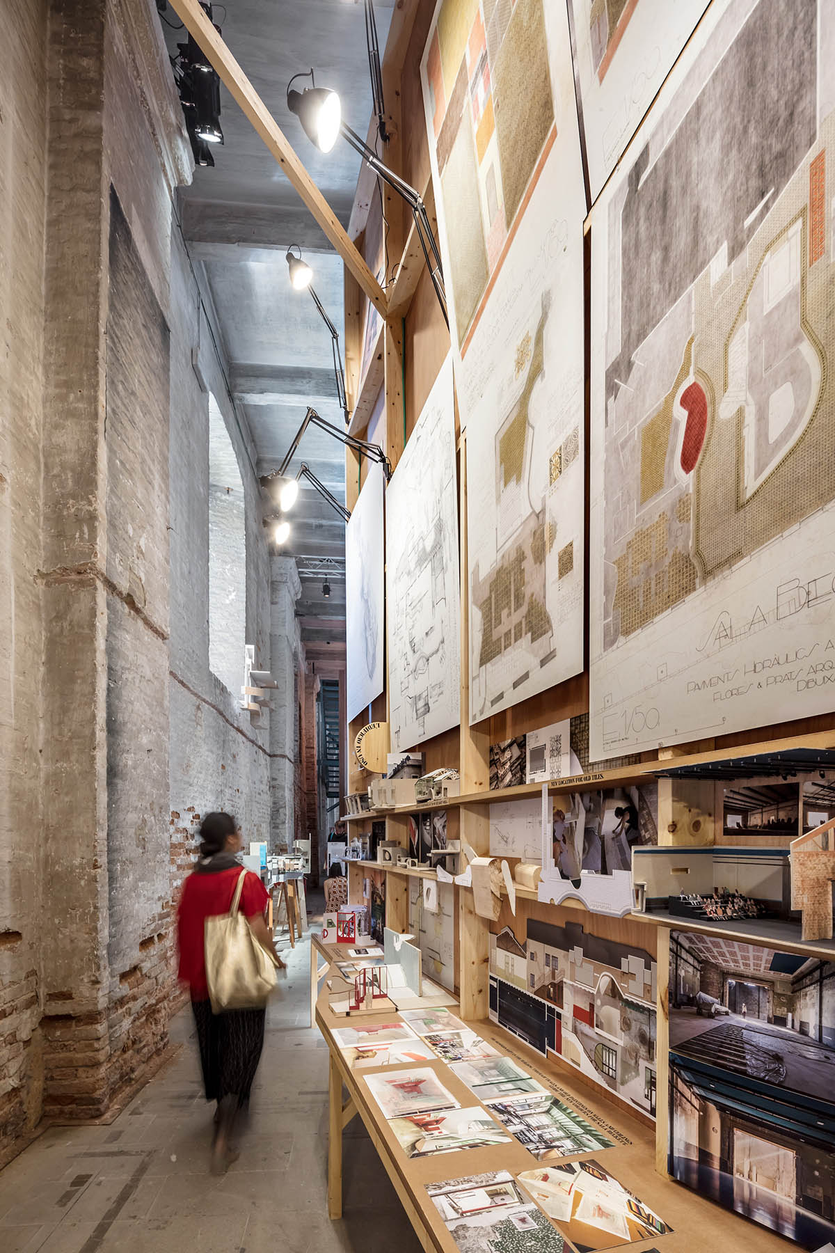 Flores & Prats creates a fragment for Sala Beckett with Liquid light at Venice Architecture Biennale