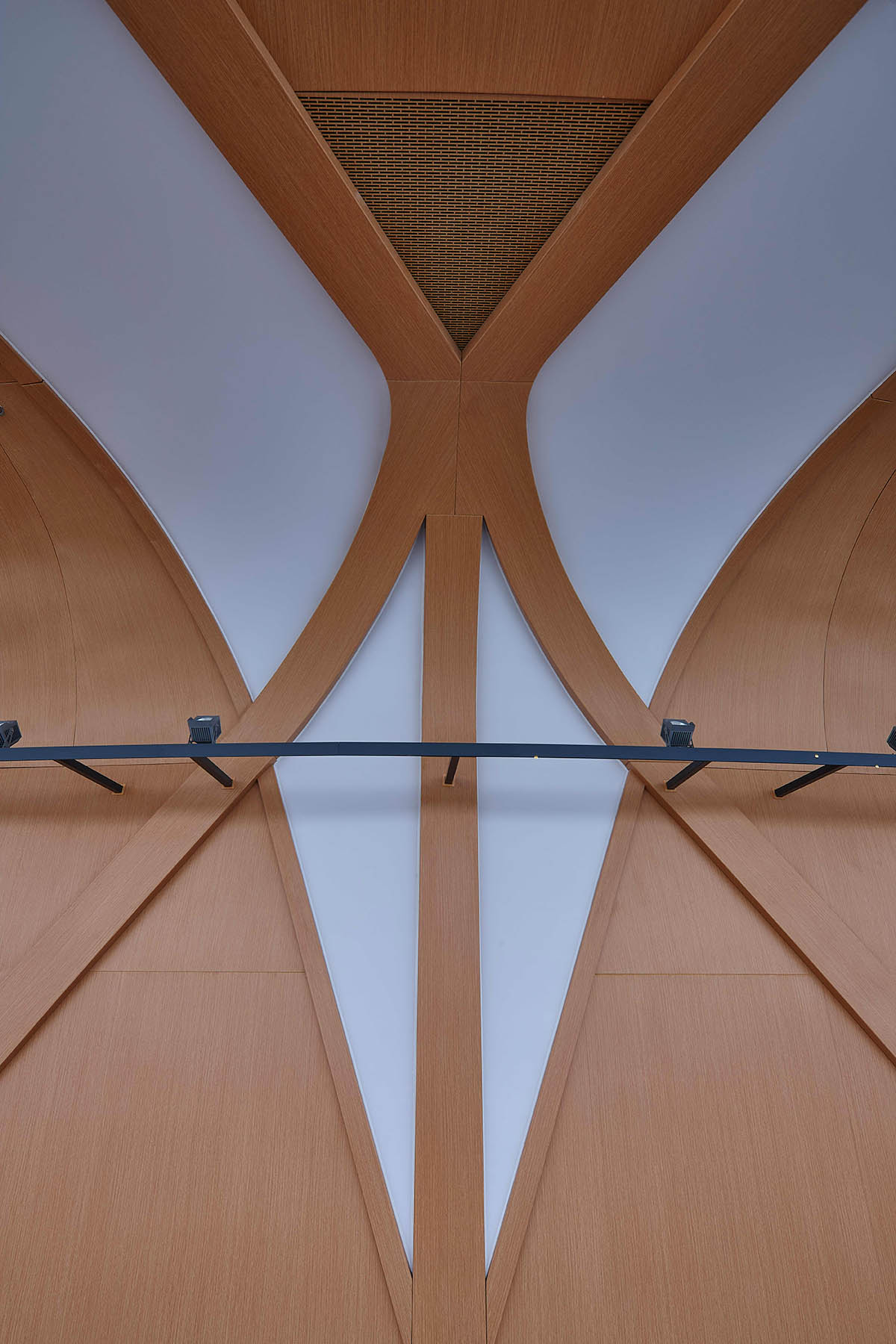 STUDIO A+ designs climbable ring-shaped art center on a green mound in Zhengzhou