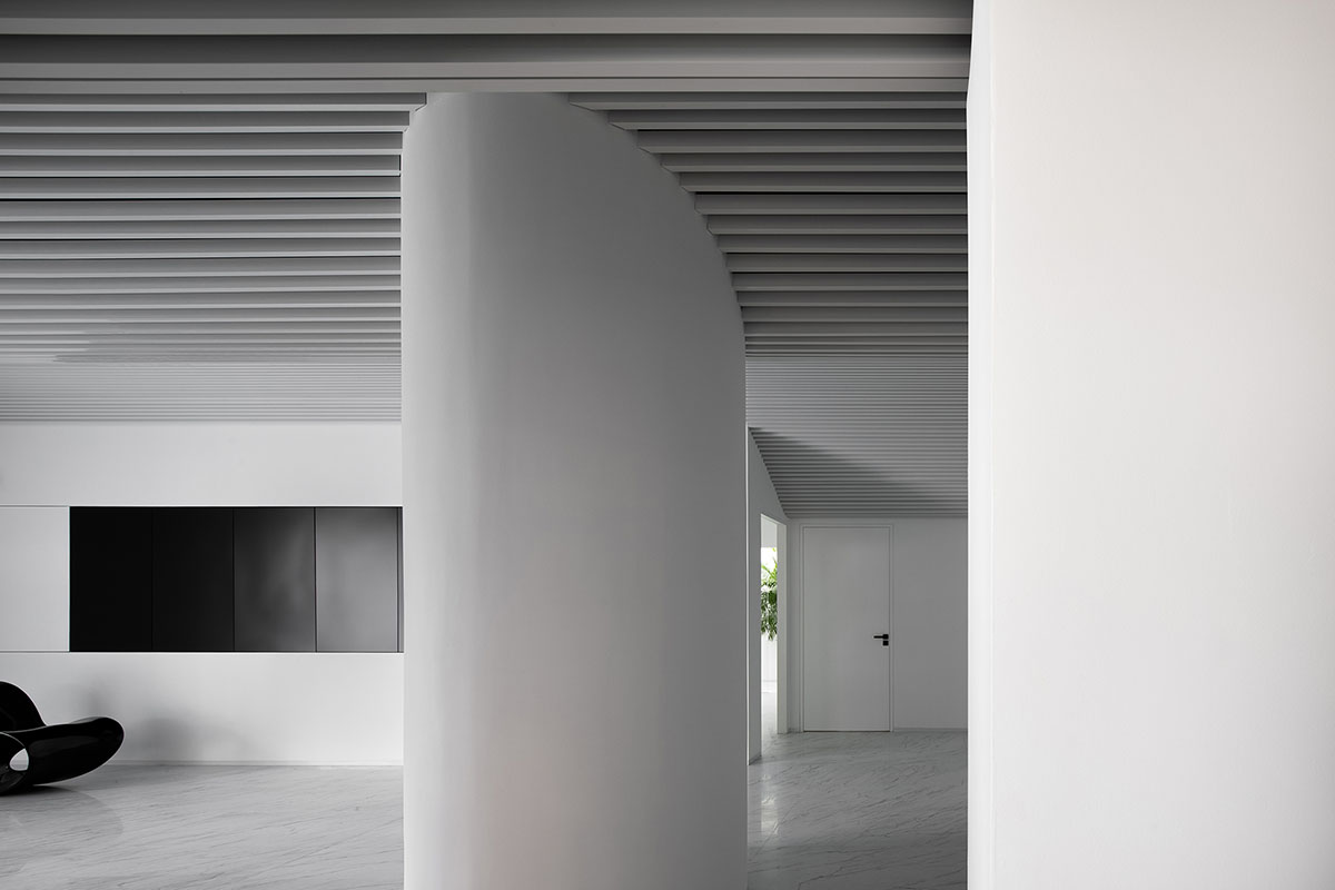 Runxuan Textile Office features white-toned interiors reinterpreted from production process of cloth