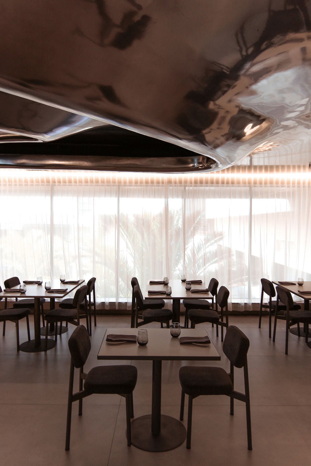 Ecuadorian restaurant features sinuous reflective surfaces blending technology and nature