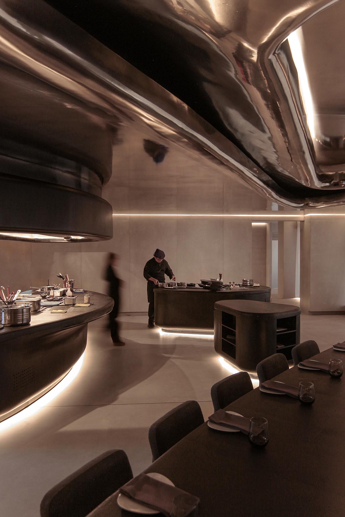 Ecuadorian restaurant features sinuous reflective surfaces blending technology and nature