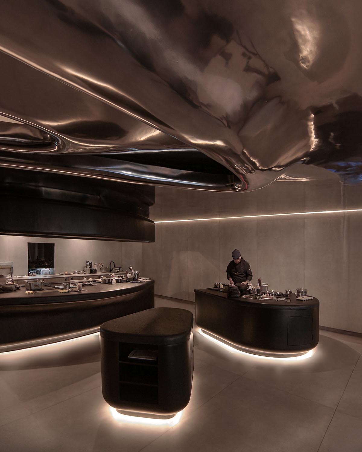 Ecuadorian restaurant features sinuous reflective surfaces blending technology and nature