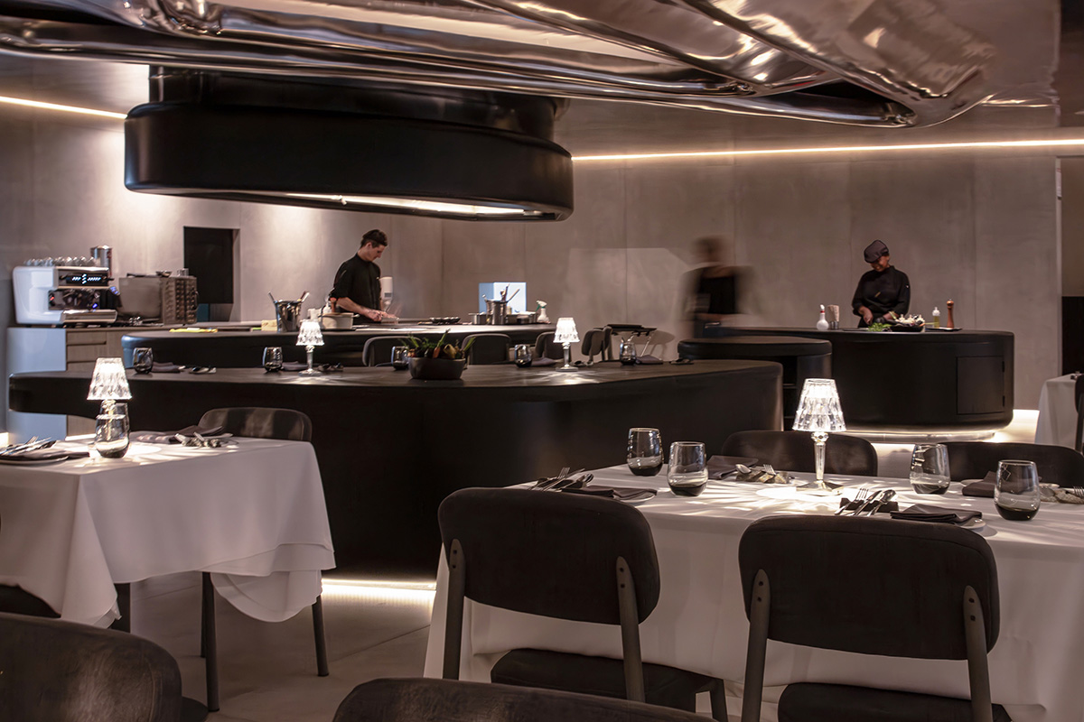 Ecuadorian restaurant features sinuous reflective surfaces blending technology and nature