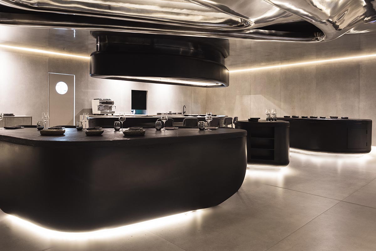 Ecuadorian restaurant features sinuous reflective surfaces blending technology and nature