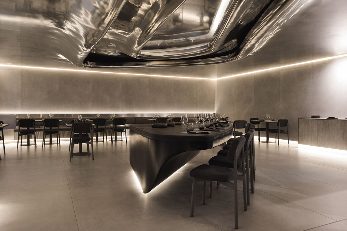 Ecuadorian restaurant features sinuous reflective surfaces blending technology and nature