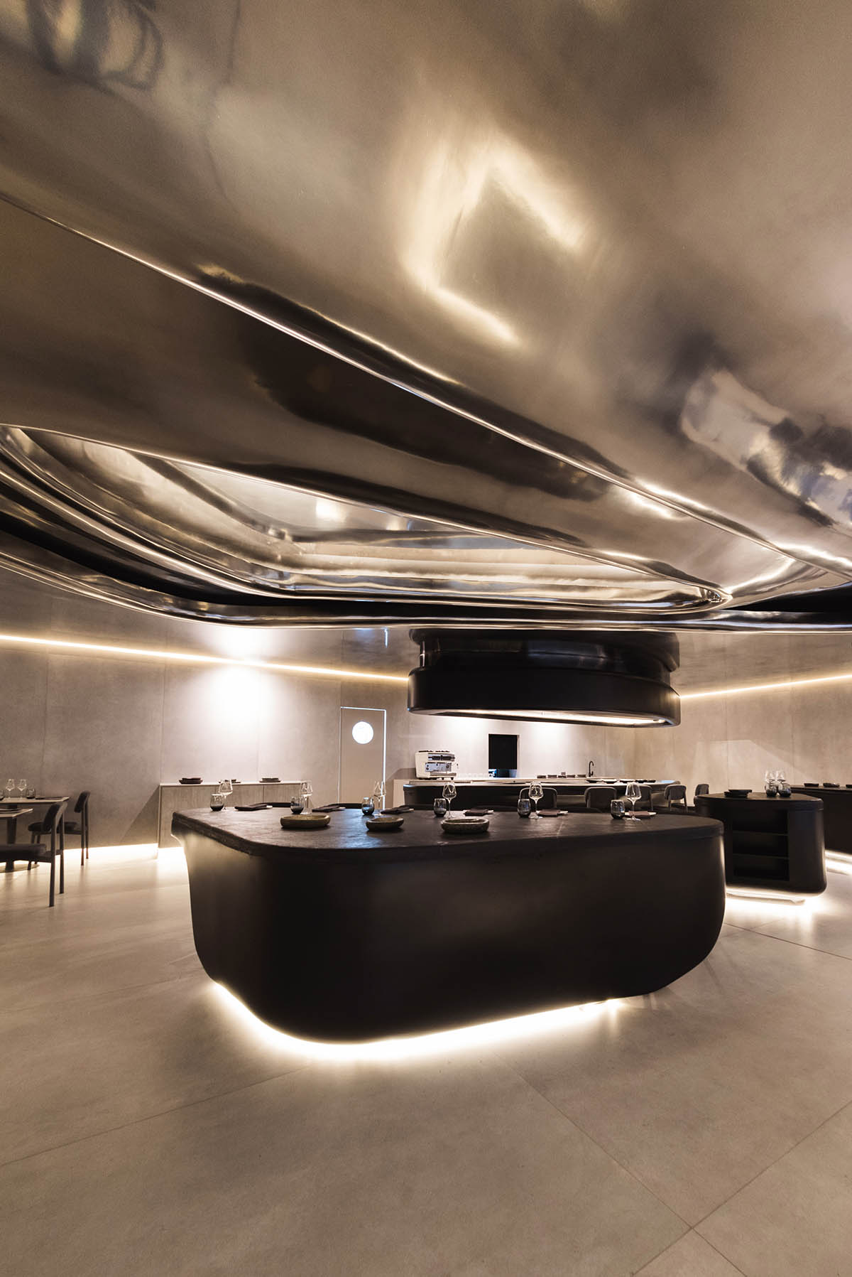 Ecuadorian restaurant features sinuous reflective surfaces blending technology and nature