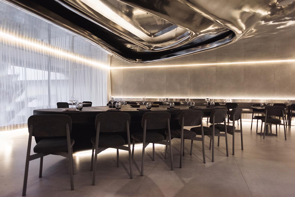 Ecuadorian restaurant features sinuous reflective surfaces blending technology and nature