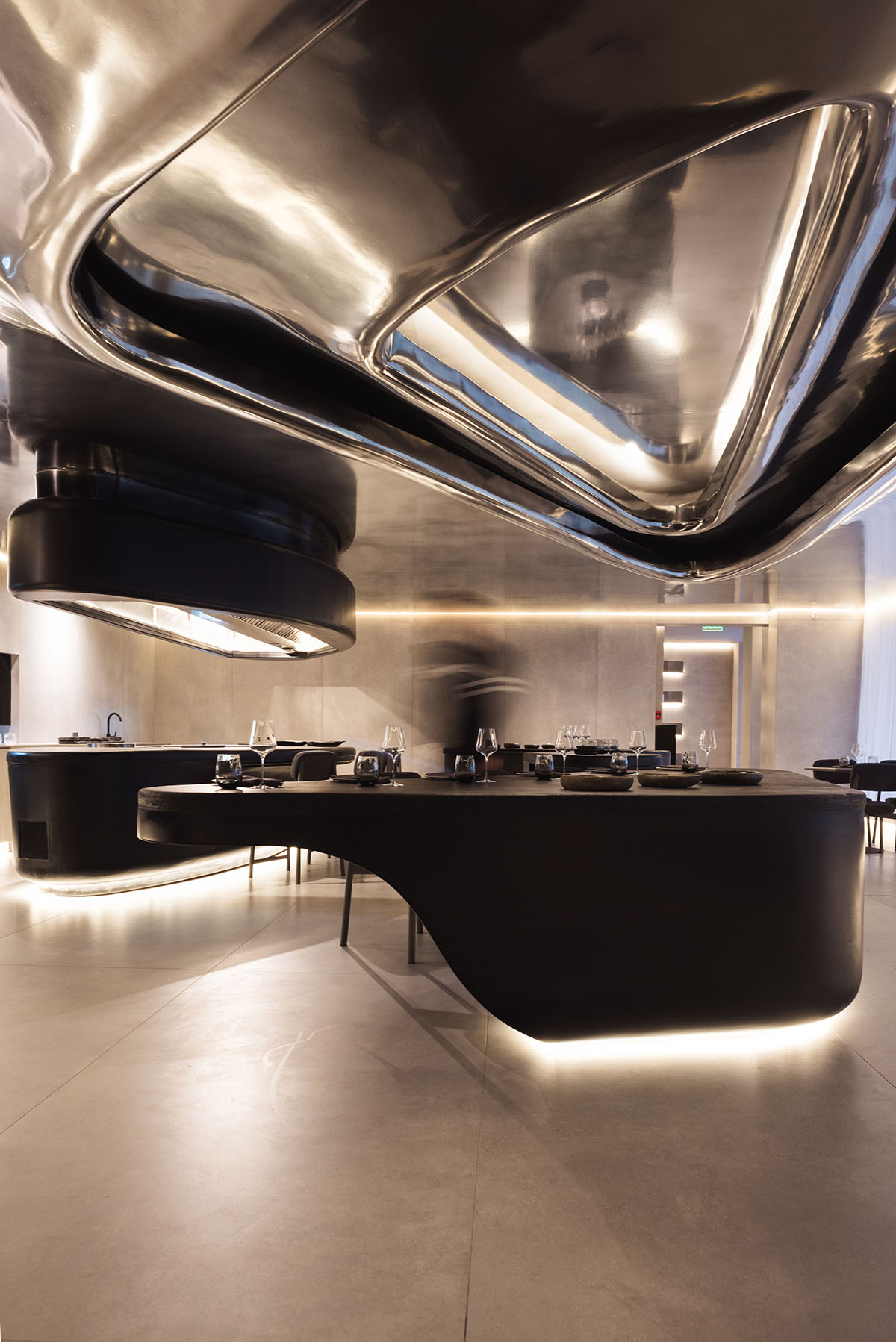 Ecuadorian restaurant features sinuous reflective surfaces blending technology and nature