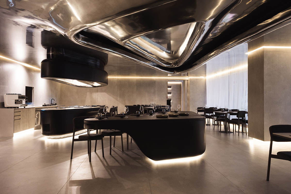 Ecuadorian restaurant features sinuous reflective surfaces blending technology and nature